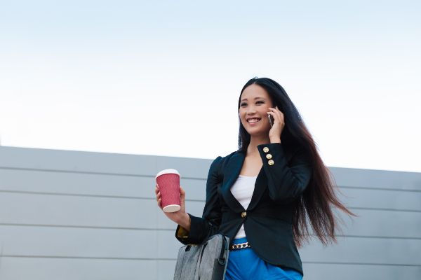 Cuáles son las características de un emprendedor; Emprendedora hablando por teléfono con un cliente
