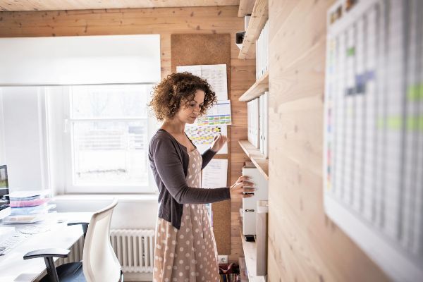 Cuáles son las características de un emprendedor; Clienta revisando un emprendimiento
