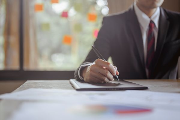 franquicias inmobiliarias; contratista firmando papeles para franquicia