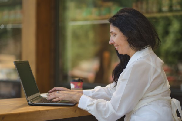 mejores negocios en mexico2-empresaria trabajando en laptop