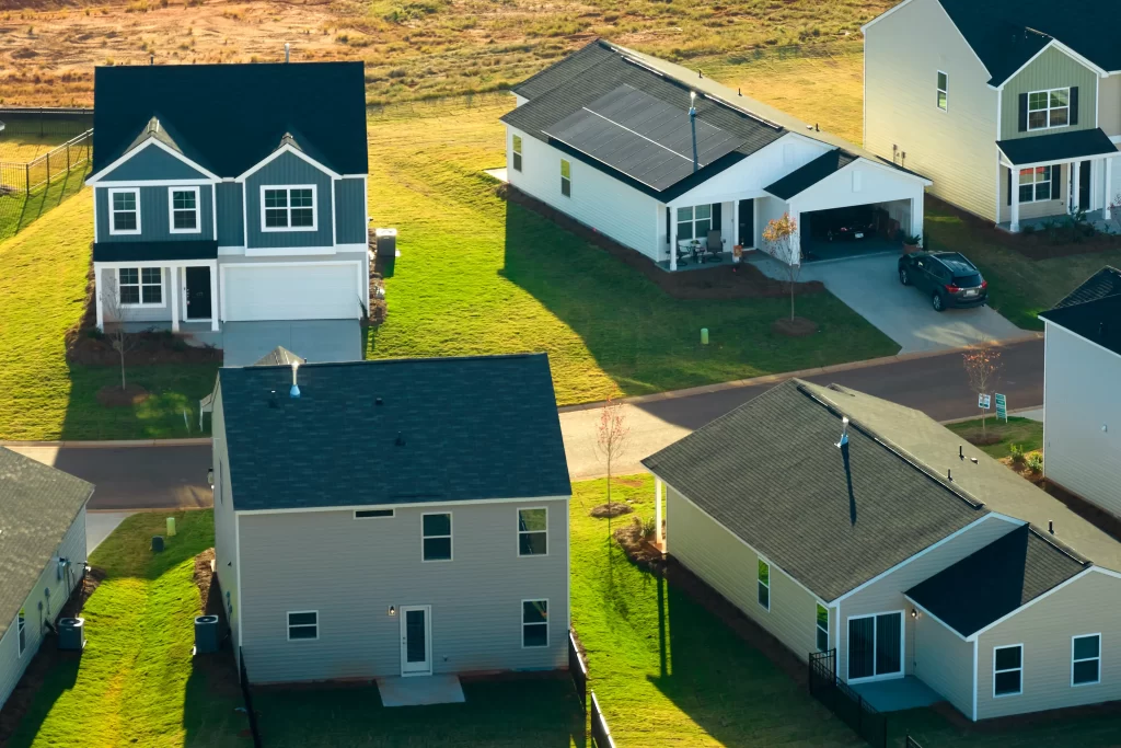 Zonas con mayor crecimiento inmobiliario en México con casas de color gris y pasto