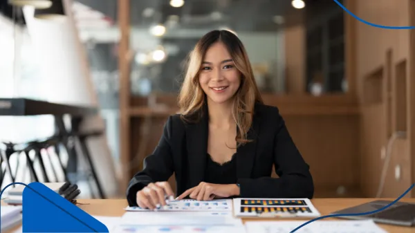 Una joven emprendedora inversionista revisa gráficos financieros en una oficina moderna, mostrando seguridad y enfoque en su proyecto.