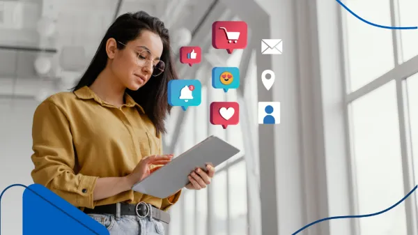 Mujer con tableta y símbolos de redes sociales, clave para cómo aprovechar el marketing digital para tu franquicia.