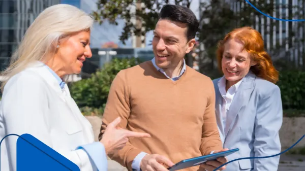 Un grupo discutiendo nuevas ideas, lo que puede ser el primer paso para aprender cómo pasar de empleado a dueño de tu propia franquicia.