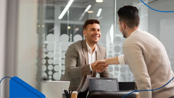 Un apretón de manos en la oficina, un momento que puede representar la confianza inherente a las franquicias más seguras para invertir.
